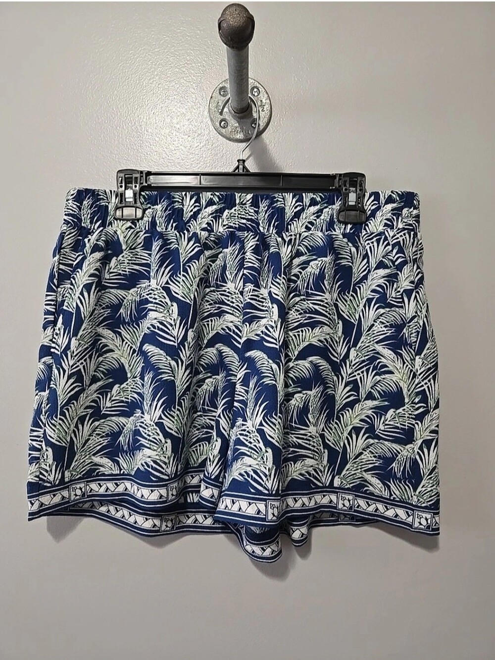 Max Studio Women's Blue Floral Shorts. Size XL  Pockets